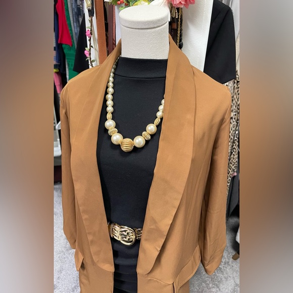 SHEIN dress L & blazer medium, faux pearl necklace & gold tone belt. - Picture 9 of 9